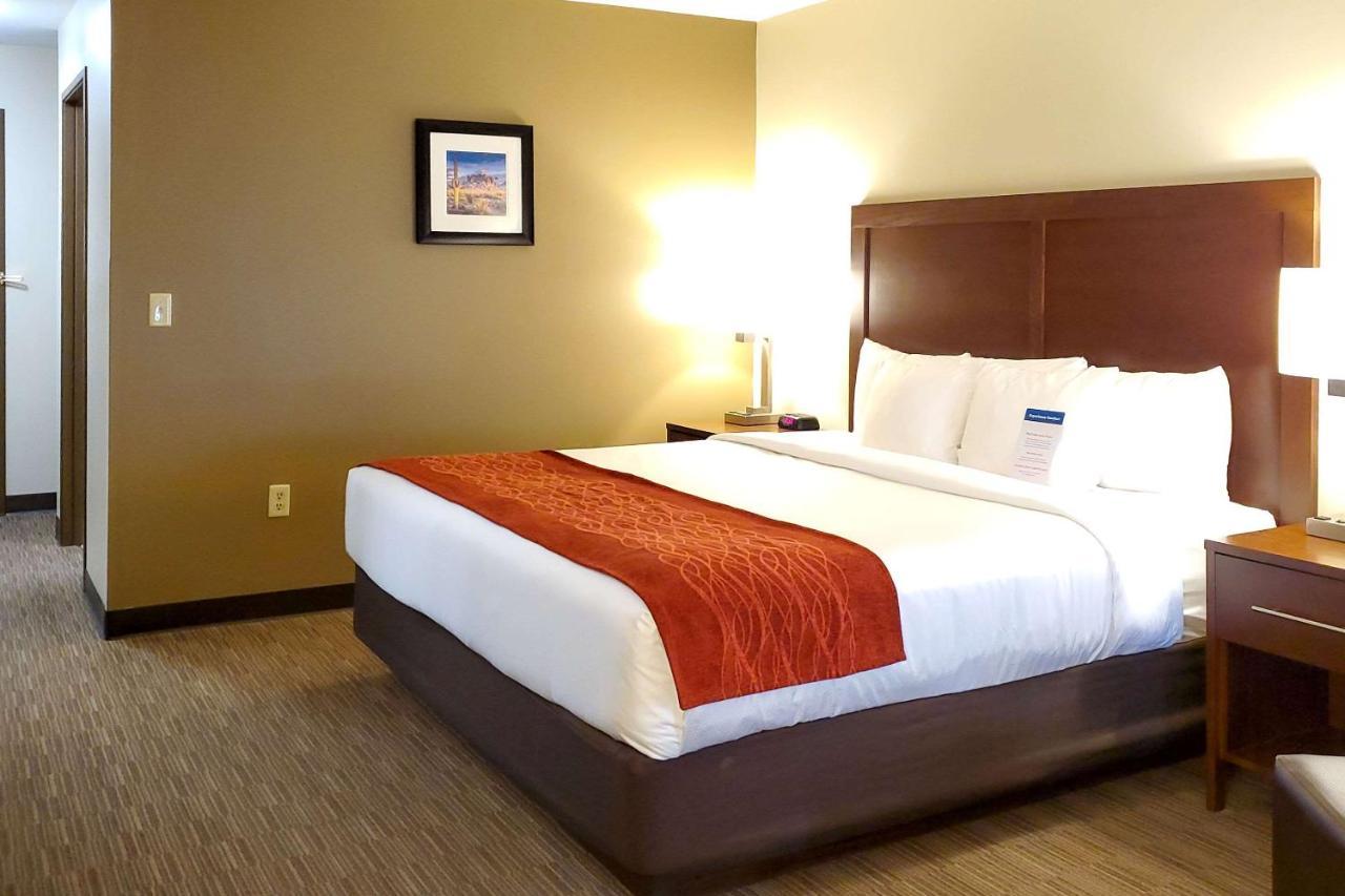 Comfort Inn & Suites Tempe Phoenix Sky Harbor Airport Exterior photo